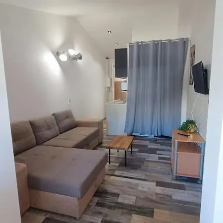Plage, Piscine Dans Un Style Industriel Apartmán *